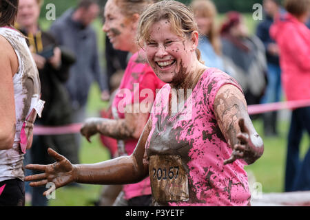 Liebe Kolleginnen die Teilnahme an einem 'Muddy 5 k'Fun Run zugunsten der Krebsforschung Großbritannien Stockfoto