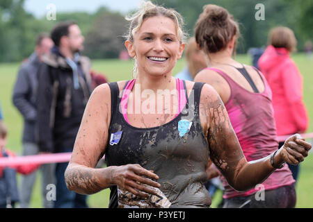 Liebe Kolleginnen die Teilnahme an einem 'Muddy 5 k'Fun Run zugunsten der Krebsforschung Großbritannien Stockfoto