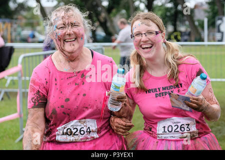 Liebe Kolleginnen die Teilnahme an einem 'Muddy 5 k'Fun Run zugunsten der Krebsforschung Großbritannien Stockfoto