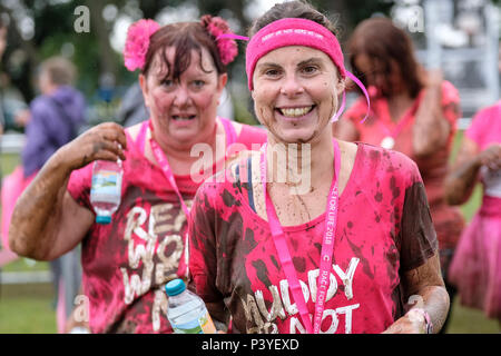 Liebe Kolleginnen die Teilnahme an einem 'Muddy 5 k'Fun Run zugunsten der Krebsforschung Großbritannien Stockfoto