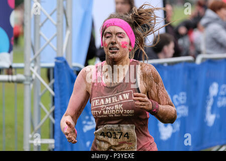 Liebe Kolleginnen die Teilnahme an einem 'Muddy 5 k'Fun Run zugunsten der Krebsforschung Großbritannien Stockfoto