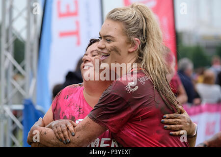 Liebe Kolleginnen die Teilnahme an einem 'Muddy 5 k'Fun Run zugunsten der Krebsforschung Großbritannien Stockfoto