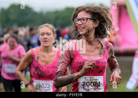 Liebe Kolleginnen die Teilnahme an einem 'Muddy 5 k'Fun Run zugunsten der Krebsforschung Großbritannien Stockfoto