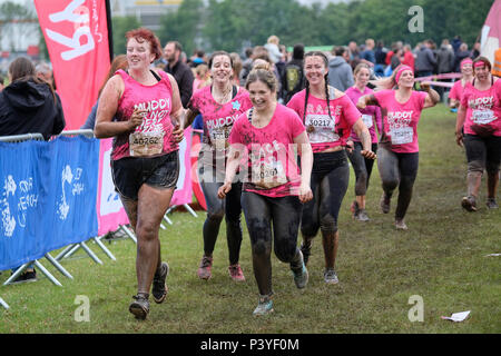 Liebe Kolleginnen die Teilnahme an einem 'Muddy 5 k'Fun Run zugunsten der Krebsforschung Großbritannien Stockfoto