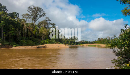 Eine herrliche Landschaft der Ufer des Tembeling Fluss mit einem blauen Himmel, umgeben von tropischen Bäumen in Pahang, Malaysia umgeben. Stockfoto