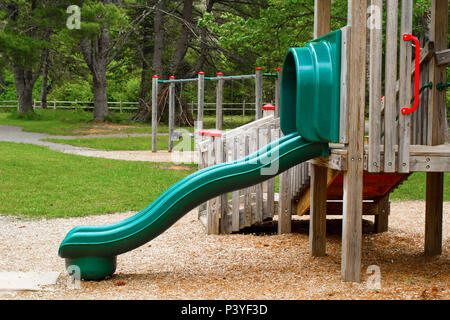 Grüne Kinder- Folie in ländlichen Park. Stockfoto