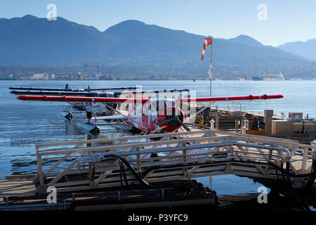 Harbour Air Wasserflugzeuge Vintage de Havilland Canada DHC-2 Beaver Flotte festgemacht an der Vancouver Harbour Flight Centre, Vancouver, BC, Kanada. Stockfoto