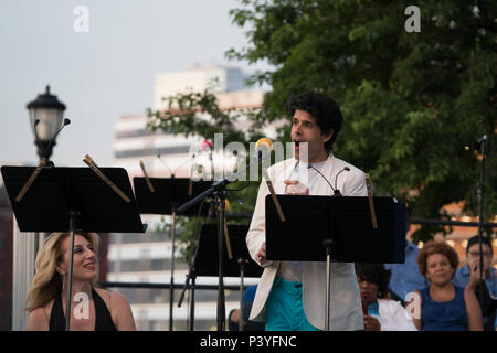 Sachal Vasandani und Kantor Rebecca Garfein in einer Performance in Battery Park City Rockefeller Park von "naamah's Ark", ein Oratorium zentriert auf naema Stockfoto