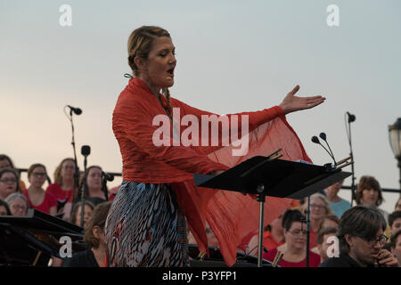 Victoria Clark als naema in einer Performance in Battery Park City Rockefeller Park von "naamah's Ark", ein Oratorium zentriert auf Naema, die Frau von Noah. Stockfoto