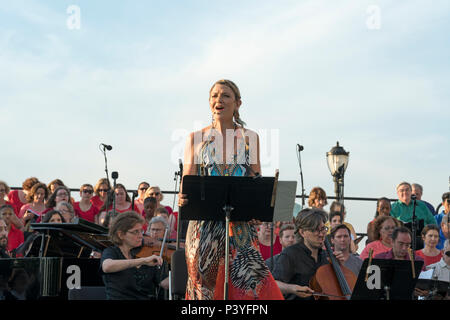 Victoria Clark als naema in einer Performance in Battery Park City Rockefeller Park von "naamah's Ark", ein Oratorium zentriert auf Naema, die Frau von Noah, Stockfoto