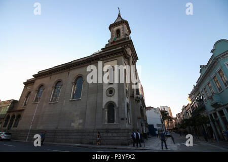 Igreja de Santo Antônio dos Pobres, na Esquina da Rua dos Inválidos com a Rua do Senado, keine Centro do Rio, exibe em seu Innenraum um pequeno Sítio arqueológico sob chão de vidro. O lokale exibe partes da igreja Original de 1831 / 1854 descobertos em Reforma realizada a partir de 2011, Quando als Obras de construção do Centro Comercial Senado (ocupado pela Petrobras) causaram Abalos na Technische da igreja, que teve rachaduras Keine chão e nas Paredes. Eine atiga Igreja ficava cerca de 1,2m abaixo do nível atual. Stockfoto