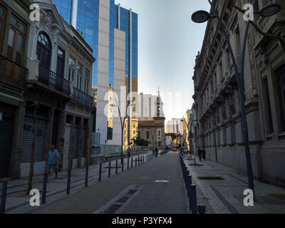 Igreja de Santo Antônio dos Pobres, na Esquina da Rua dos Inválidos com a Rua do Senado, keine Centro do Rio, exibe em seu Innenraum um pequeno Sítio arqueológico sob chão de vidro. O lokale exibe partes da igreja Original de 1831 / 1854 descobertos em Reforma realizada a partir de 2011, Quando als Obras de construção do Centro Comercial Senado (ocupado pela Petrobras) causaram Abalos na Technische da igreja, que teve rachaduras Keine chão e nas Paredes. Eine atiga Igreja ficava cerca de 1,2m abaixo do nível atual. Stockfoto