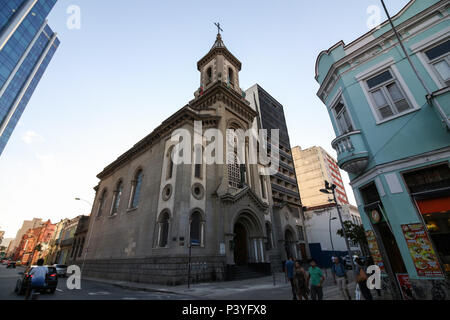 Igreja de Santo Antônio dos Pobres, na Esquina da Rua dos Inválidos com a Rua do Senado, keine Centro do Rio, exibe em seu Innenraum um pequeno Sítio arqueológico sob chão de vidro. O lokale exibe partes da igreja Original de 1831 / 1854 descobertos em Reforma realizada a partir de 2011, Quando als Obras de construção do Centro Comercial Senado (ocupado pela Petrobras) causaram Abalos na Technische da igreja, que teve rachaduras Keine chão e nas Paredes. Eine atiga Igreja ficava cerca de 1,2m abaixo do nível atual. Stockfoto