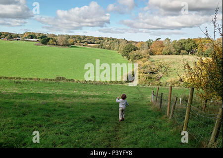 Reading, Berkshire, Chiltern Hills. Junge Kind spielen in der englischen Landschaft. Stockfoto