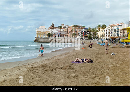 Spanien, Barcelona, Sitges, Platja de Sant Sebastià Strand Stockfoto