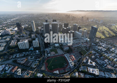 Los Angeles, Kalifornien, USA - 18. April 2018: Nachmittag Luftaufnahme von Century City, Beverly Hills High School und an der pazifischen Küste in LA Stockfoto