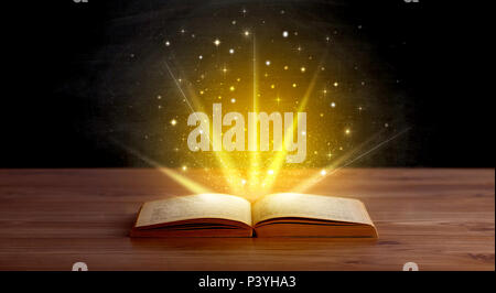 Gelbe Leuchten und Funkeln aus einem offenen Buch Stockfoto