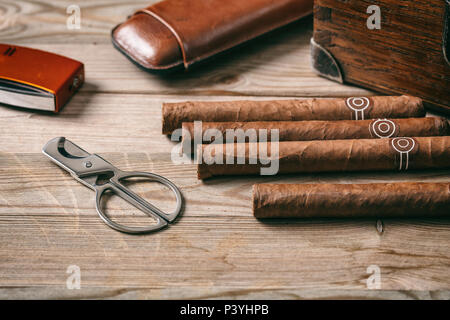 Kubanische Zigarren und Raucherzubehör auf hölzernen Hintergrund, Ansicht von oben Stockfoto