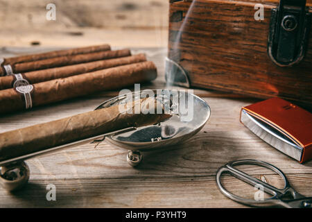 Kubanische Zigarren und Raucherzubehör auf hölzernen Hintergrund Stockfoto