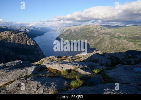 Weg Preikestolen, Norwegen. Panorama der Lysefjord Stockfoto