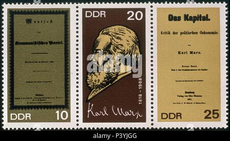 Briefmarken, die Karl Marx (1818-1883), deutscher Politiker und Philosoph, und die Deckel seiner wichtigsten Bücher. Auf der linken Seite "Das Kommunistische Manifest" und auf der rechten Seite "Das Kapital". Stockfoto