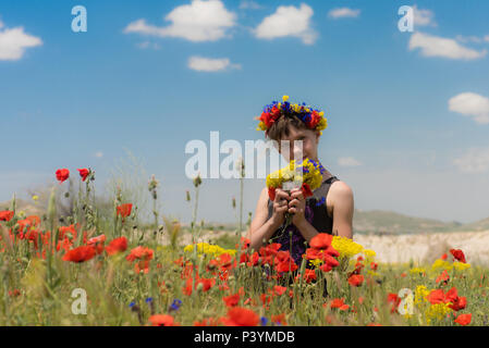 Jugendlich Mädchen im Mohnfeld im Freien Stockfoto