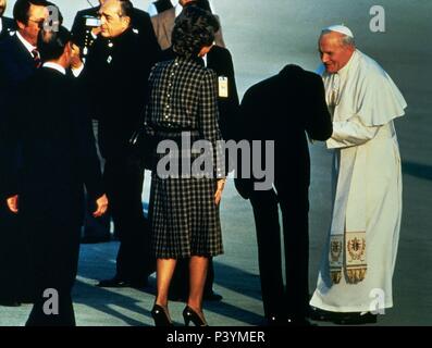 Juan Carlos und Sophia Begrüßung Papst Johannes Paul II. Flughafen Madrid entfernt. Lage: Aeropuerto de Barajas, Madrid, Spanien. Stockfoto