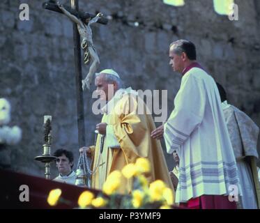 EL PAPA JUAN PABLO II CELEBRANDO UNA MISA. Ort: Außen, SPANIEN. Stockfoto