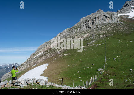 Penha Ubinha, Leon, Spanien - Juni, 2018.: Mouintanieer klettern Penha Ubinha (2.417 m Höhe), einem der höchsten Berge der Kantabrischen Gebirge, und es ist auch, zusammen mit Picos Del Fontan, der höchste in der Ubinha massiv. Es liegt an der Grenze zwischen dem Fürstentum Asturien und der Provinz Leon entfernt. Stockfoto
