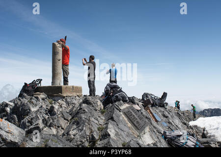 Penha Ubinha, Leon, Spanien - Juni, 2018: Gruppe von Alpinisten auf Penha Ubinha (mit 2.417 Meter Höhe) einer der höchsten Berge der Kantabrischen Gebirge, und es ist auch, zusammen mit Picos Del Fontan, der höchste in der Ubinha massiv. Es liegt an der Grenze zwischen dem Fürstentum Asturien und der Provinz Leon entfernt. Stockfoto