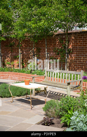 Garten Terrasse Sitzecke mit Blick auf den Backstein Stützmauer Stockfoto