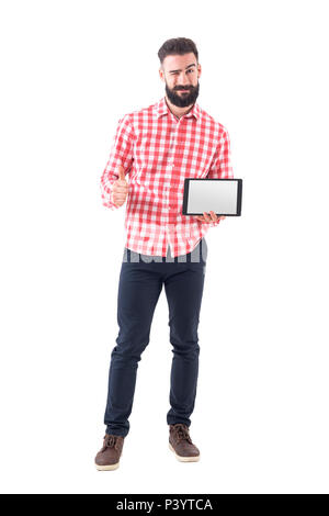 Gerne freundlich Geschäftsmann winking Holding Tablet und Daumen nach oben Geste. Voller Körper auf weißem Hintergrund. Stockfoto