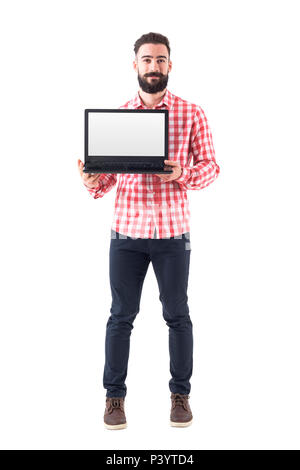 Stolz, erfolgreiche Smart Casual bärtiger Mann mit Laptop Bildschirm leer. Voller länge auf weißem Hintergrund. Stockfoto