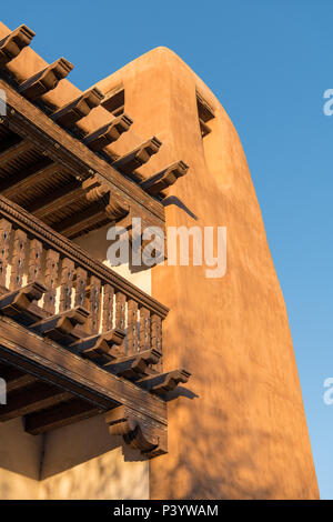 Historische adobe Gebäude mit dekorativen Holz vigas und Balken und kunstvollen Holzarbeiten in Santa Fe, New Mexico Stockfoto