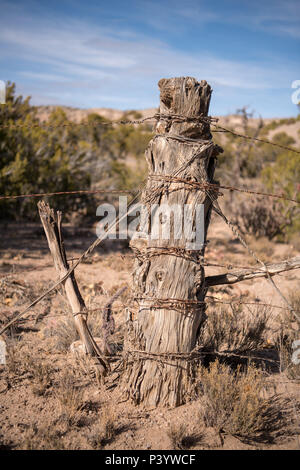 Rustikale Holz fencepost und verrosteter Stacheldraht, ein Montana Ranch Stockfoto