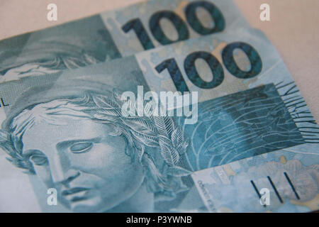 Dinheiro do Brasil, notas de Real, moeda Brasileira. Na Foto, cédulas de 100 Reais. Stockfoto