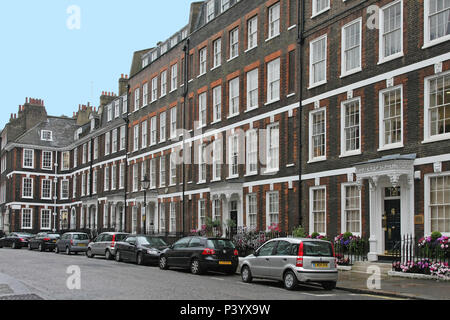 Posh Westminster Nachbarschaft in Inner London Queen Anne's Gate Street mit schicke Häuser und Autos geparkt Stockfoto