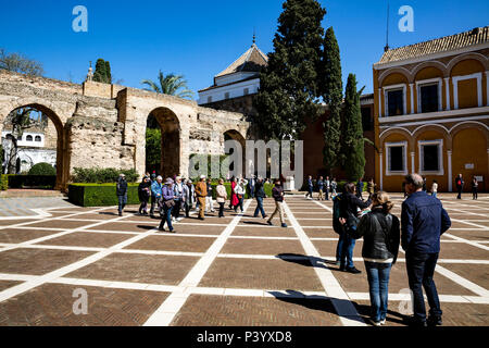 Gepflasterten Hof, Reales Alcázares de Sevilla, Sevilla, Andalusien, Spanien. Stockfoto