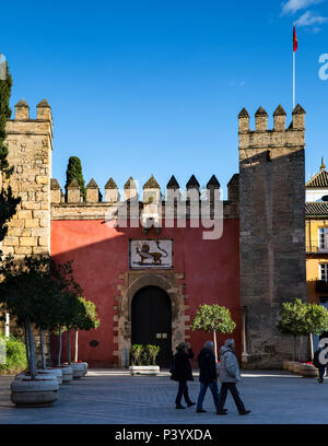 Eingang zum Alcazar (Reales Alcázares de Sevilla), Sevilla, Andalusien, Spanien. Stockfoto