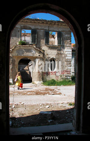 Ausgebombt und baufälligen Hotels im Resort von Kupari in der Nähe von Dubrovnik in Kroatien, die während der Balkan Konflikt 1991-1992 zerstört wurden Stockfoto