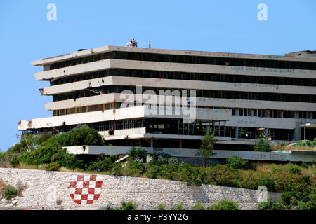 Ausgebombt und baufälligen Hotels im Resort von Kupari in der Nähe von Dubrovnik in Kroatien, die während der Balkan Konflikt 1991-1992 zerstört wurden Stockfoto