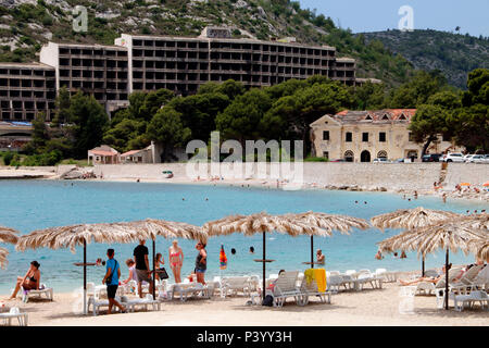 Ausgebombt und baufälligen Hotels im Resort von Kupari in der Nähe von Dubrovnik in Kroatien, die während der Balkan Konflikt 1991-1992 zerstört wurden Stockfoto