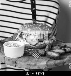 Mit Frau Steak auf runde Holzplatte Stockfoto