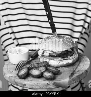 Mit Frau Steak auf runde Holzplatte Stockfoto