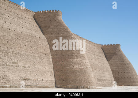 Die historischen Mauern der Festung Ark in Buchara, Zentralasien Stockfoto