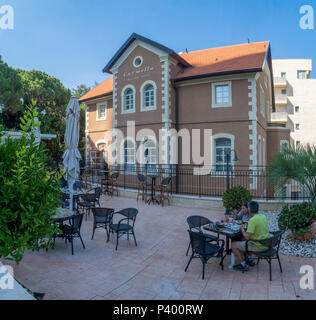 HAIFA, Israel - 15. JUNI 2018: Der Pastor Schneider Haus, jetzt ein Hotel, mit Besuchern, in Haifa, Israel Stockfoto