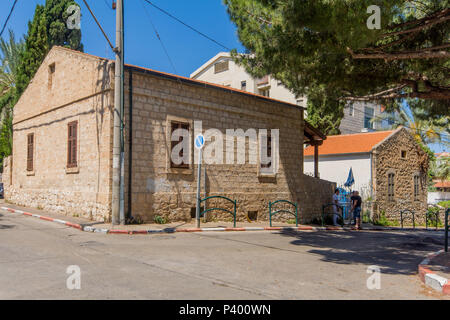 HAIFA, Israel - 15. JUNI 2018: Alte Templern Gebäude (Carmelheim Kolonie), mit Einheimischen, in Haifa, Israel Stockfoto