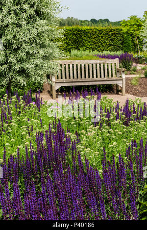 Garten Sitz im modernen Country Garden an der RHS Hyde Hall. Stockfoto