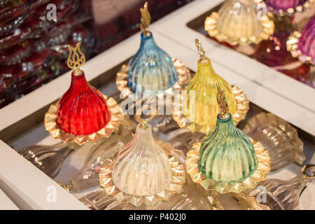 Handgemachte multicolor türkische Gerichte auf dem Markt Stockfoto