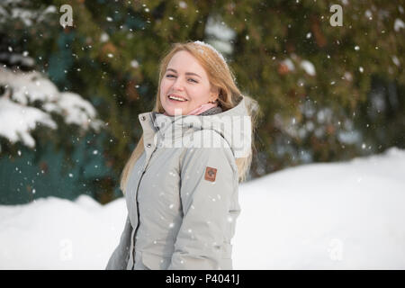 Belarus, die Stadt Gomel am 2. März 2018. Kindergarten für Kinder. Schöne Frau in einem Wintertag mit langen Haaren bestreut mit Schnee Stockfoto